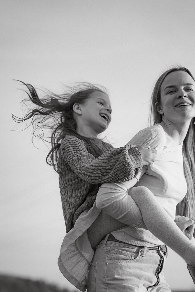 Familienfotograf Würzburg - Mama + Kind beim Toben auf der Wiese.